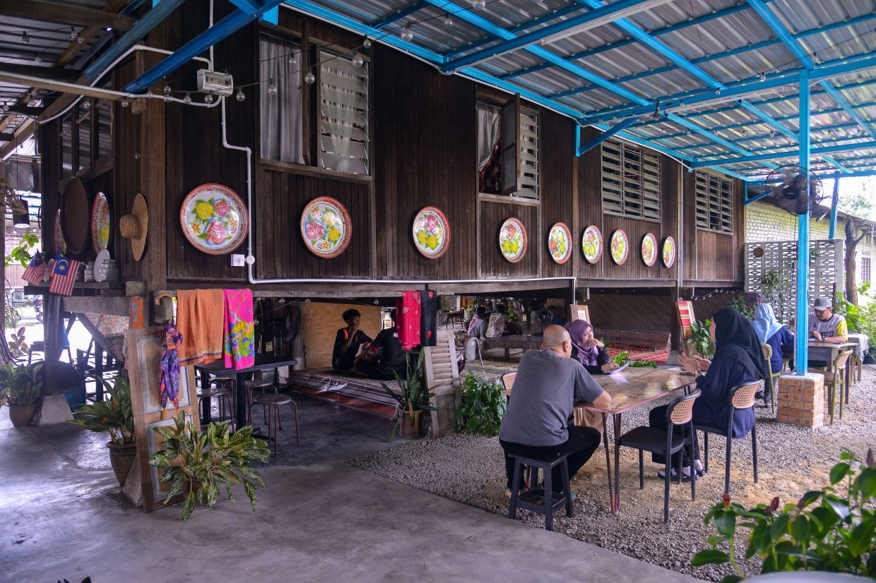 Siti Zulaika said the idea of using the family house as the backdrop of their eatery came about after a few months of operating her stall.