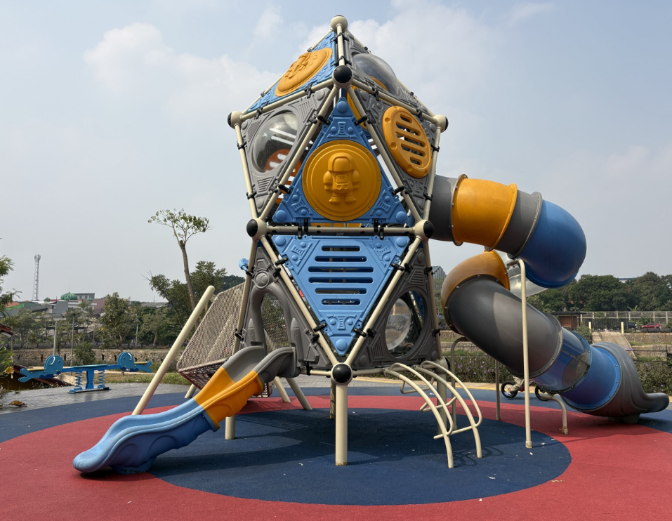 Jakarta playgrounds too hot for play, experts urge rethink in design