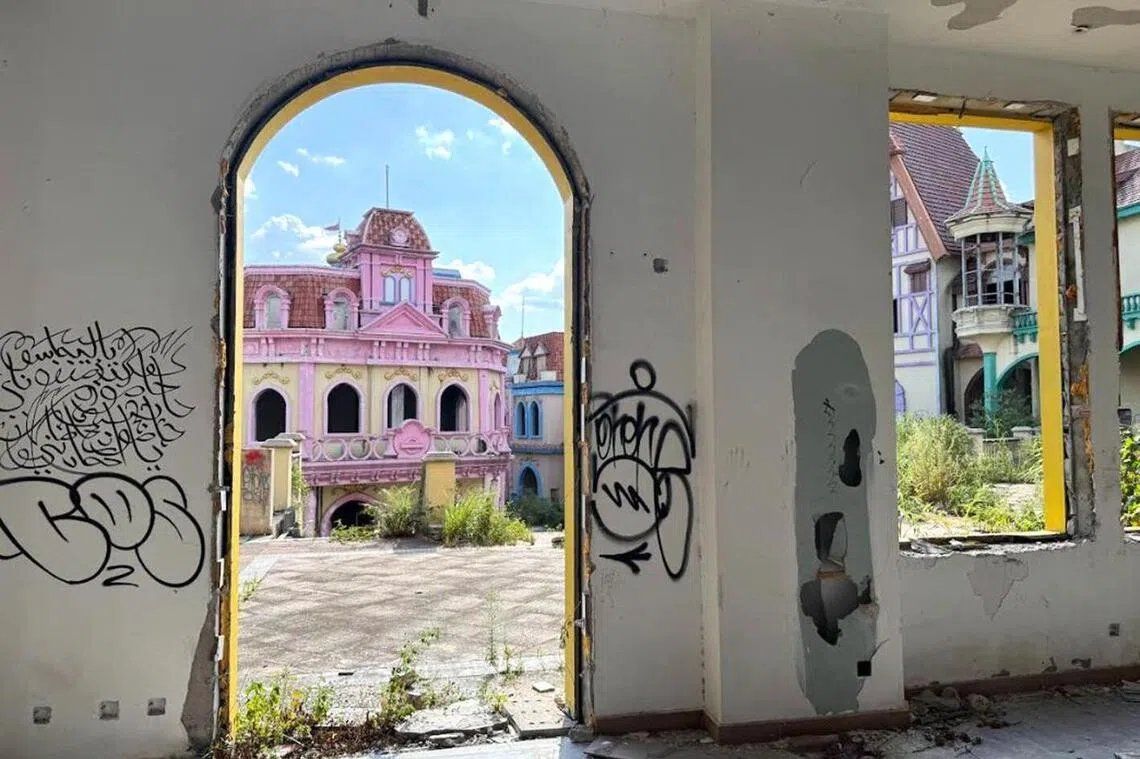 Graffiti was found on the walls of many buildings at the abandoned Evergrande Cultural Tourism City in Guiyang. - Photo: ST