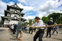 With ropes and chants, thousands move Japanese castle
