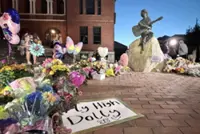 'Everybody has a Dolly Parton song' - World mourns country music legend