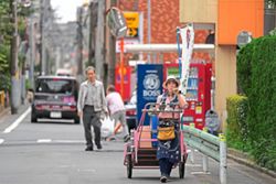 Tofu vendor delivers more than healthy food in eastern Tokyo