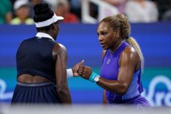 Tennis-Serena, Venus Williams receive US Open doubles wildcard
