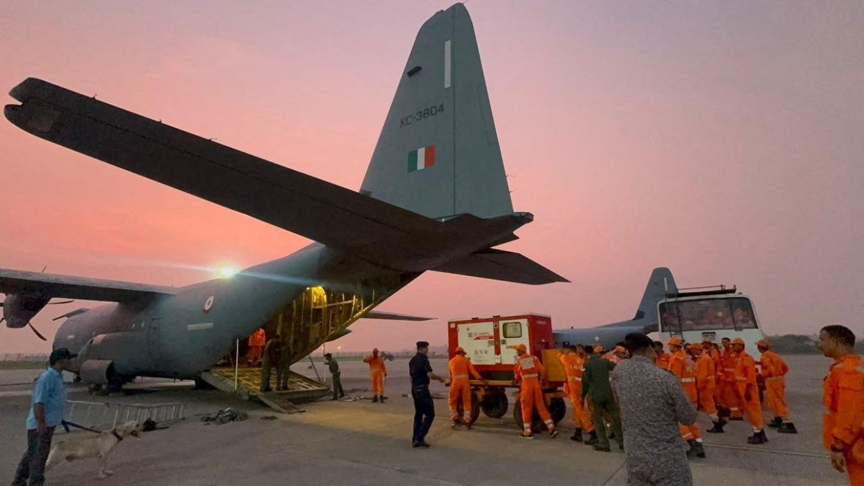 Members of rescue teams load aid onto an Indian Air Force plane for victims of deadly floods in Nepal, at Hindon Airbase in Ghaziabad, India, in this handout photograph obtained on August 27, 2026. - Photo: Indian Defence Ministry/Handout via Reuters