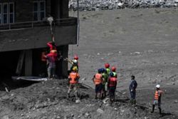Nepal floods: Chinese rescuers search for missing after floods