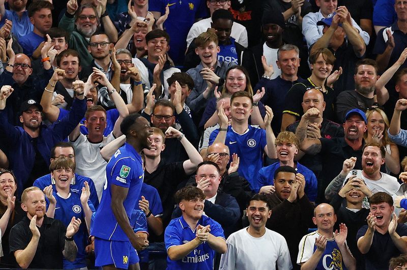 Soccer-Chelsea and Fulham reach League Cup third round as Welbeck scores ...