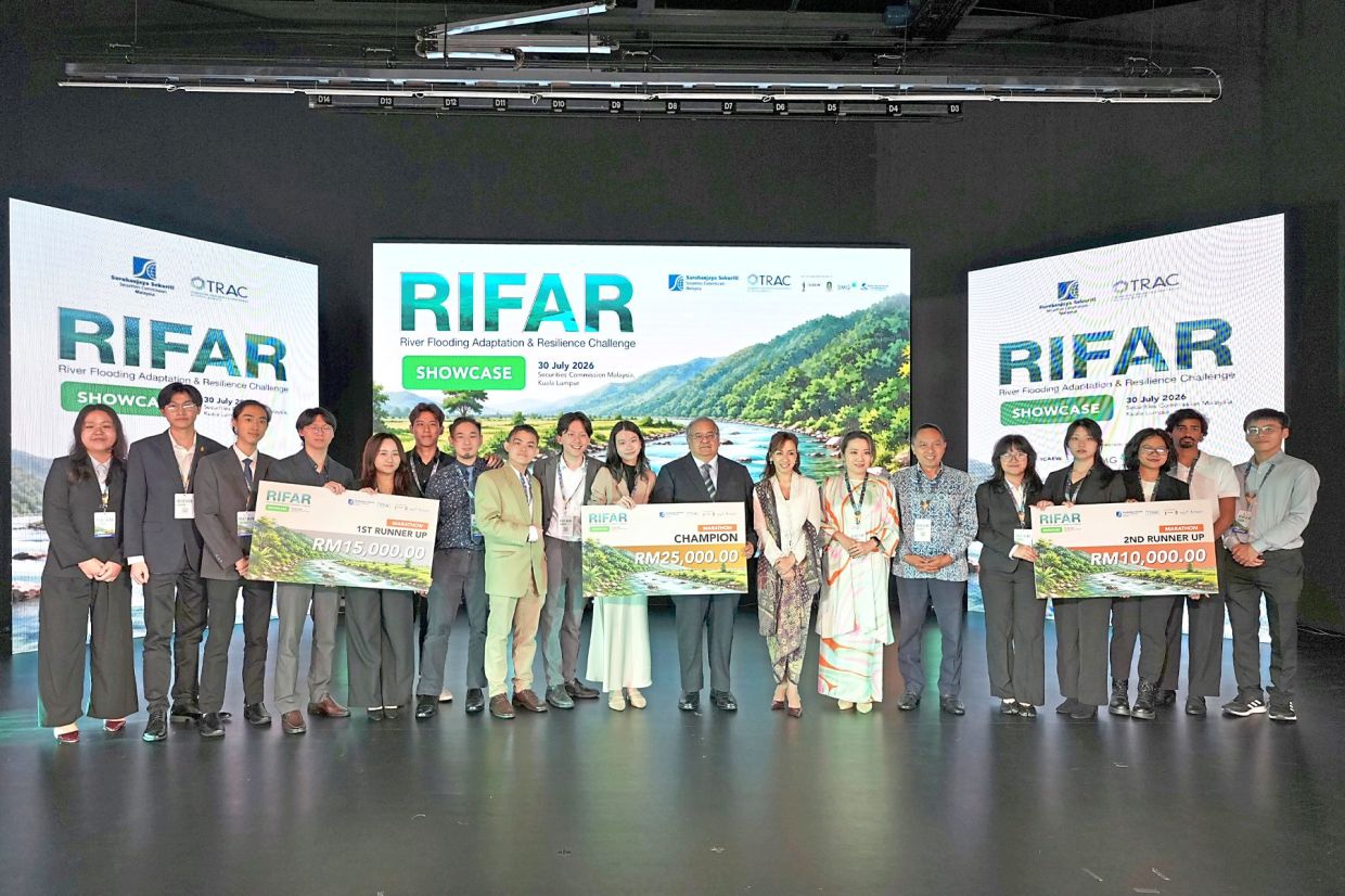 Mohammad Faiz (ninth from right), Tengku Zatashah (eighth from right), ICAEW China and South-East Asia director Elaine Hong (seventh from right) and LLSB managing director Syaiful Azmen Nordin (sixth from right) together with the Rifar Marathon track winners.