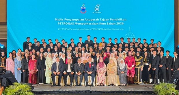 State Minister Datuk James Ratib with recipients at the PETRONAS Empowering Knowledge Sabah 2026 Education Sponsorship Awards Ceremony on Kota Kinabalu.