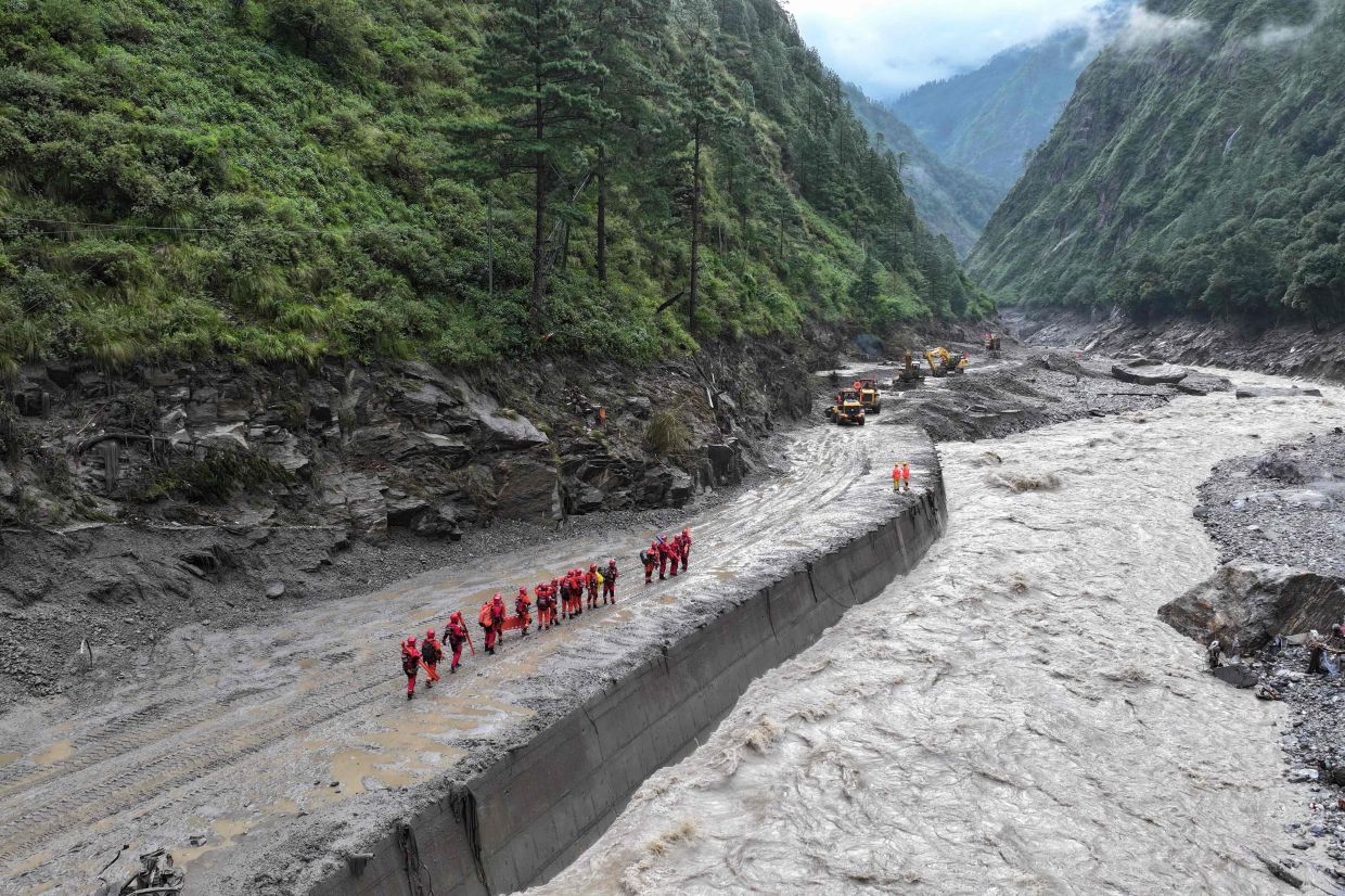 Nepal floods: Rescue efforts paused after 'lake' formed by floods breaks its banks