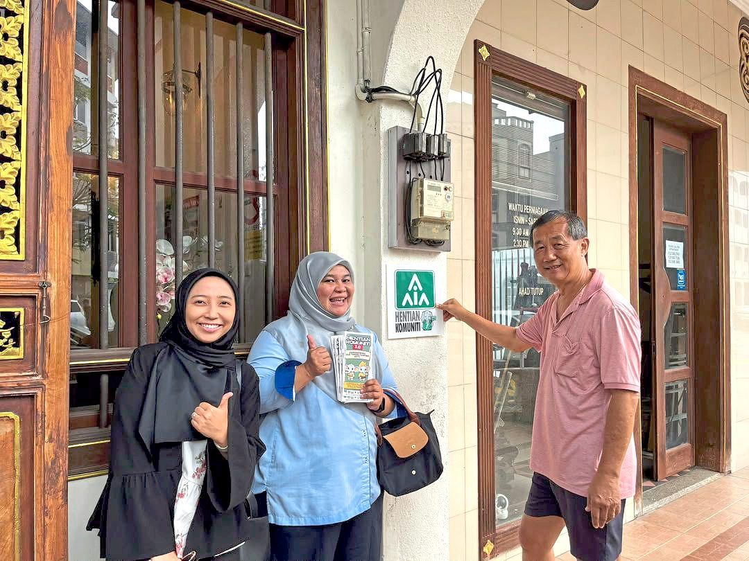 Assoc Prof Yong Adilah (centre) with Dr Nur Farhana Azmi from Universiti Malaya (left) and Yinns Patiserrie owner Yeap Thean Hock. The cafe is one of the nine Hentian Komuniti in Taiping. — Courtesy photo