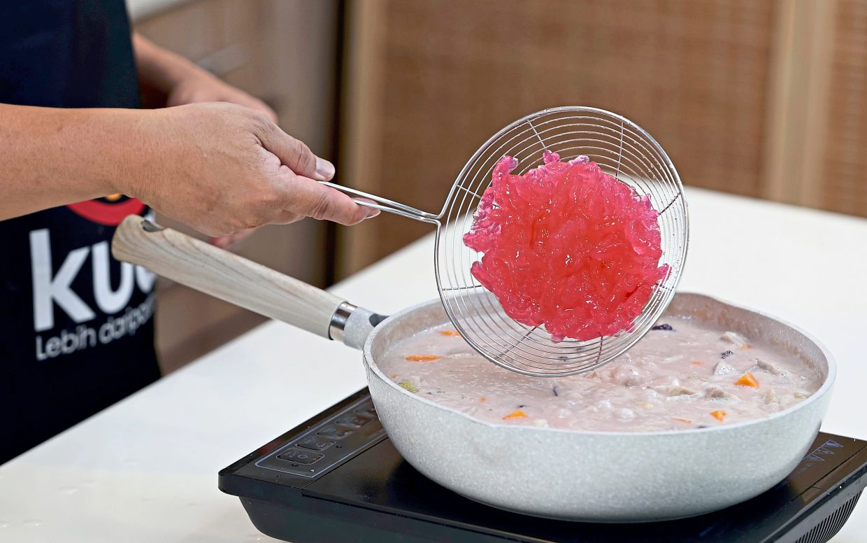 Discard the spent pandan leaves, turn off the heat and stir in the sago pearls and cha-cha.
