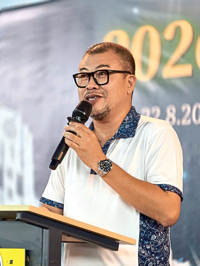 Chuan says it is admirable to see the oldest participating alumi who graduated in 1977, taking part in the tournament.