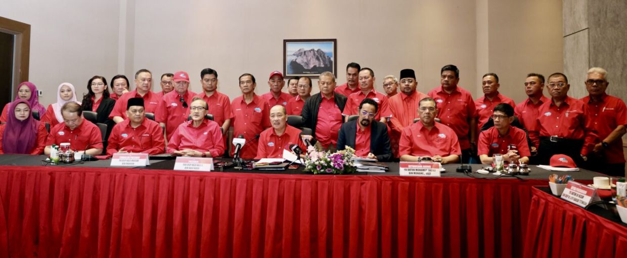 Gagasan Rakyat president Datuk Seri Hajiji Noor (seated, fifth from left) with party leaders after chairing the party’s supreme council meeting in Kota Kinabalu on Saturday (Aug 29).
