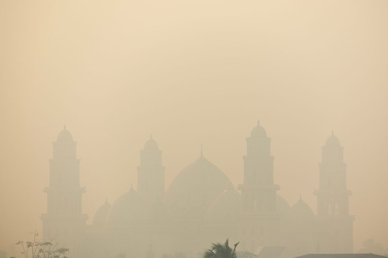 Al Ikhlas Grand Mosque is shrouded in haze from wildfires that cover the area in Ketapang, West Kalimantan province, Indonesia, on Saturday, August 29, 2026. -- Photo: REUTERS/Willy Kurniawan