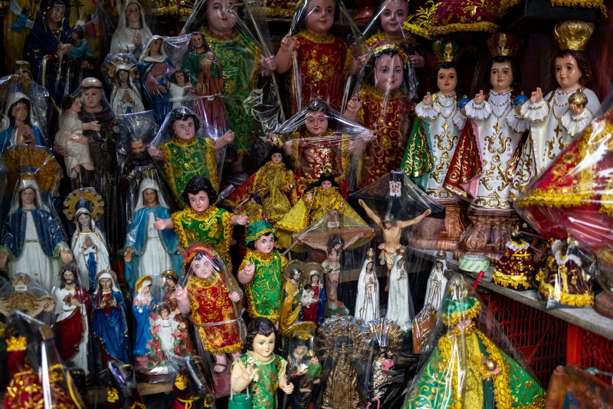 Catholic figurines are displayed for sale outside Quiapo Church in Quiapo, in Manila, Philippines. -- Photo: REUTERS/Eloisa Lopez