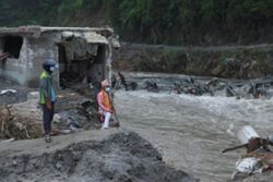 Nepal floods: Rescuers claw through mud as Nepal, China flood missing toll nears 3,000; 630 bodies recovered