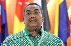 Printing company apologises for error on Sanusi's Jalur Gemilang-themed attire