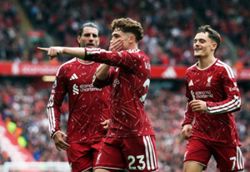 Soccer-Munoz's late strike earns Liverpool draw with Forest in Iraola's Anfield debut