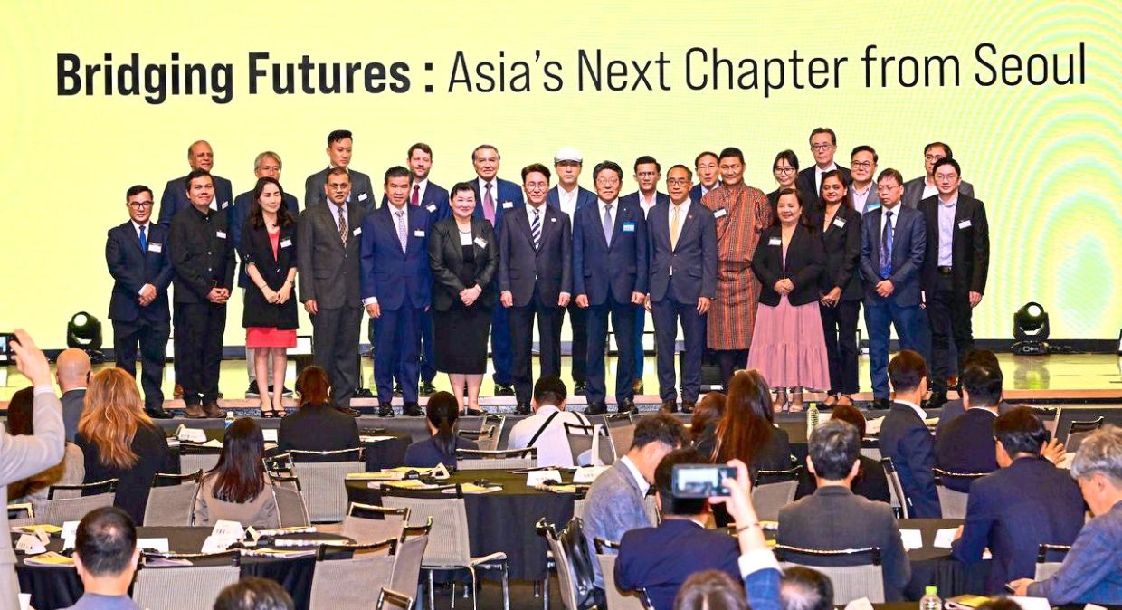 Ng (sixth from left, front row) with ANN boardmembers and regional dignitaries at The Korea Herald HIT Forum 2025 in Seoul. — The Korea Herald/ANN