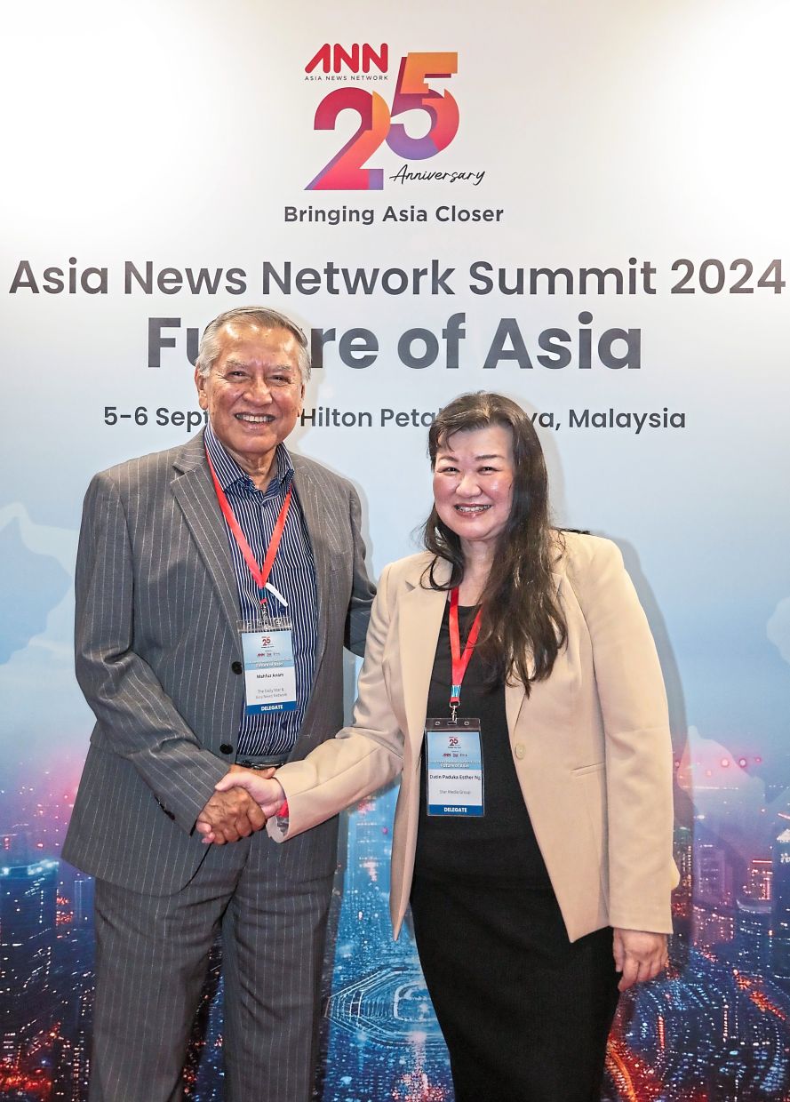 The newly elected ANN chairman Ng with the then outgoing chairman Mahfuz Anam at the ANN 25th anniversary summit in Kuala Lumpur. —YAP CHEE HONG/The Star