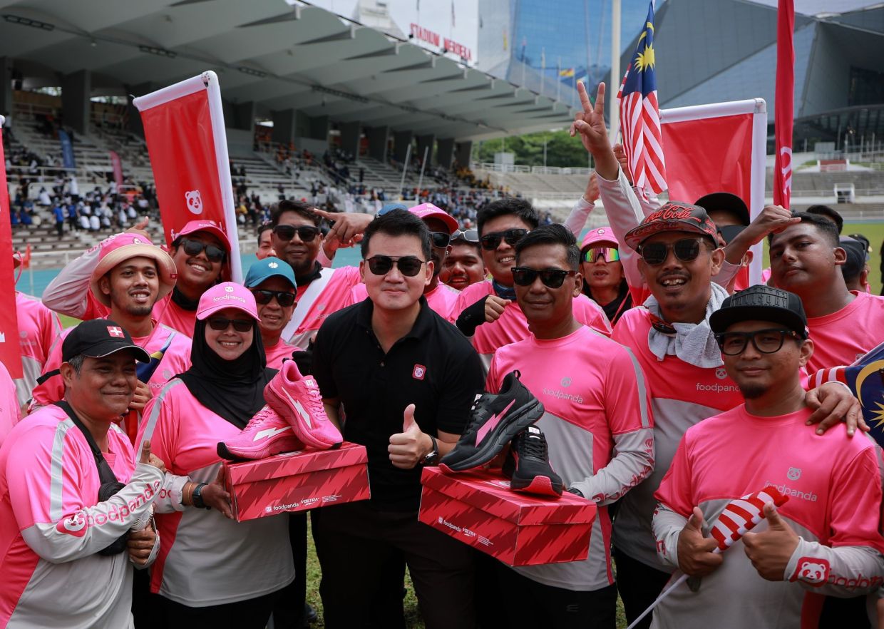 Soh (third from left) says it is a proud moment for foodpanda to see the contributions and commitment of their delivery partners recognised at the national celebration.