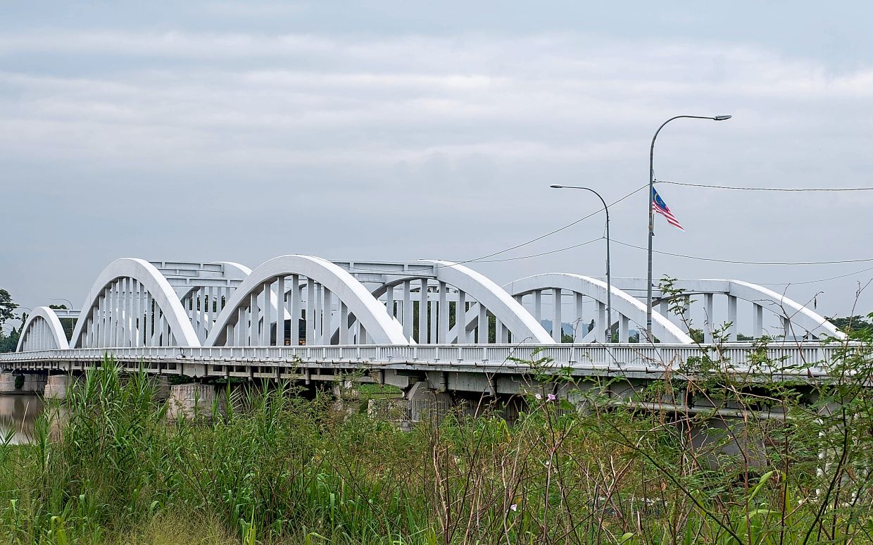 Jambatan Merdeka was built to replace Titi Sungai Muda which was blown up by the British during World War II.