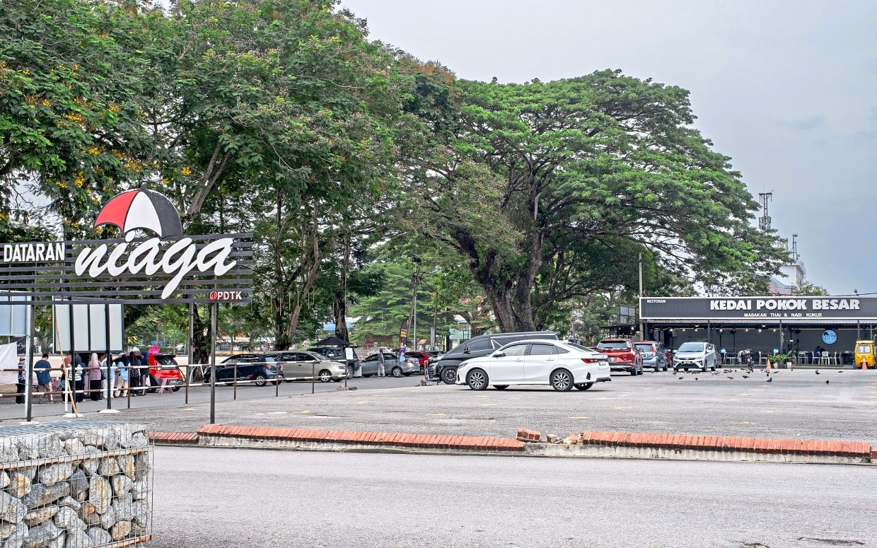 Dataran Niaga Kulim is a popular venue for local events while serving as a modern community marketplace for small traders selling agricultural produce and food vendors.