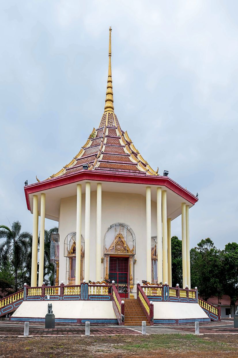 The Lunas Buddhist Hermitage was founded by the Venerable Acara Suvanno who passed away in 2007.