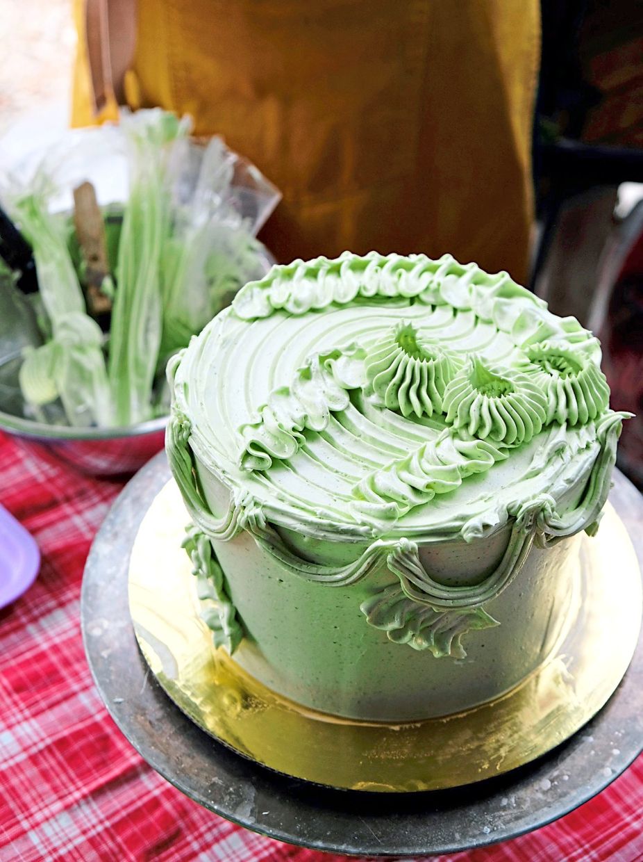 Wilde’s piping work on her olive oil cake with tomato leaf buttercream during a cake workshop.
