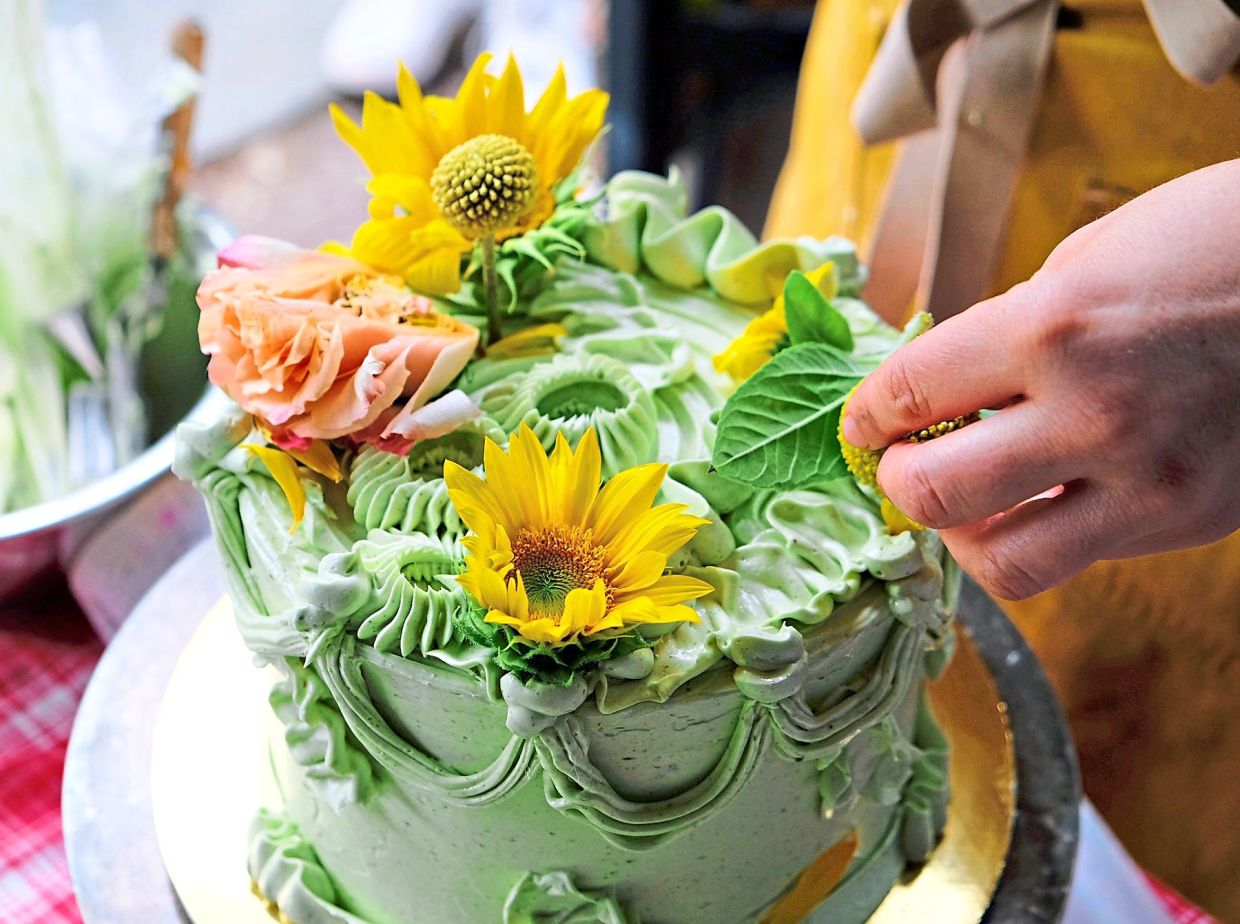 Fresh flowers are used to decorate cakes.