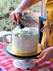 LA bakers are turning cakes into lush, imperfect canvases: here's how to do it