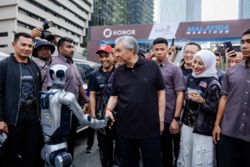 HONOR’s humanoid robot takes on 10km challenge at Malaysia Marathon 2026