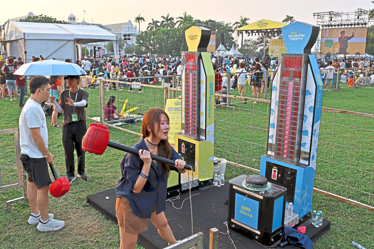 Visitors joining either ‘Team Island’ or ‘Team Mainland’ to test their strength on high-striker arcade games.
