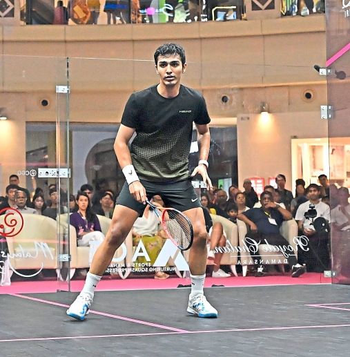 Simply sensational: India’s Abhay Singh (right) beat Hong Kong’s Henry Leung for the title. — RAJA FAISAL HISHAN/The Star