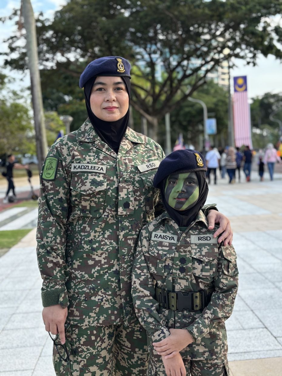 Kadzleeza and her daughter.