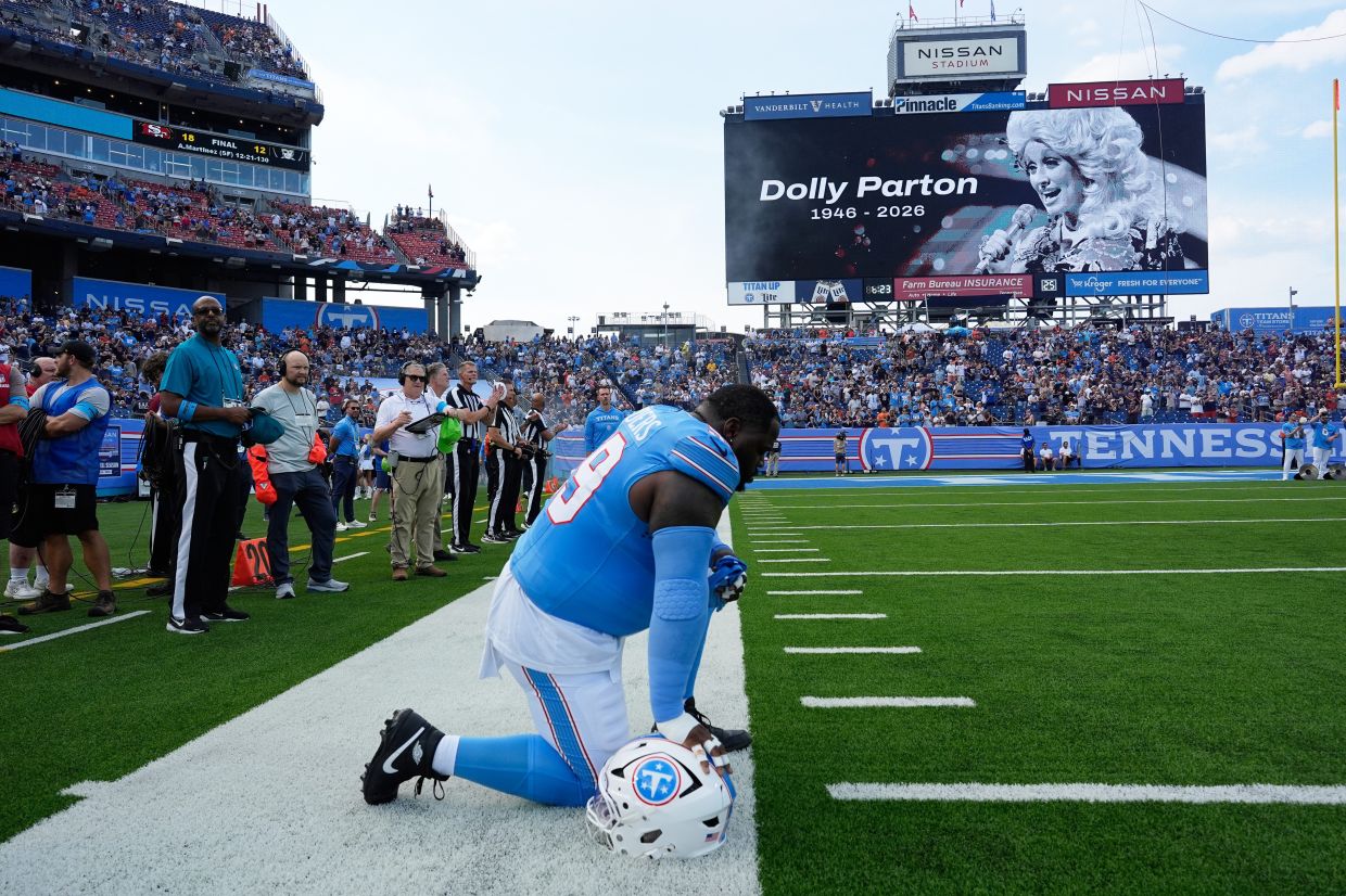 Tennessee Titans defensive tackle Khalen Saunders pauses during a moment of silence for Dolly Parton prior to a preseason NFL football game in Nashville. Photo: AP