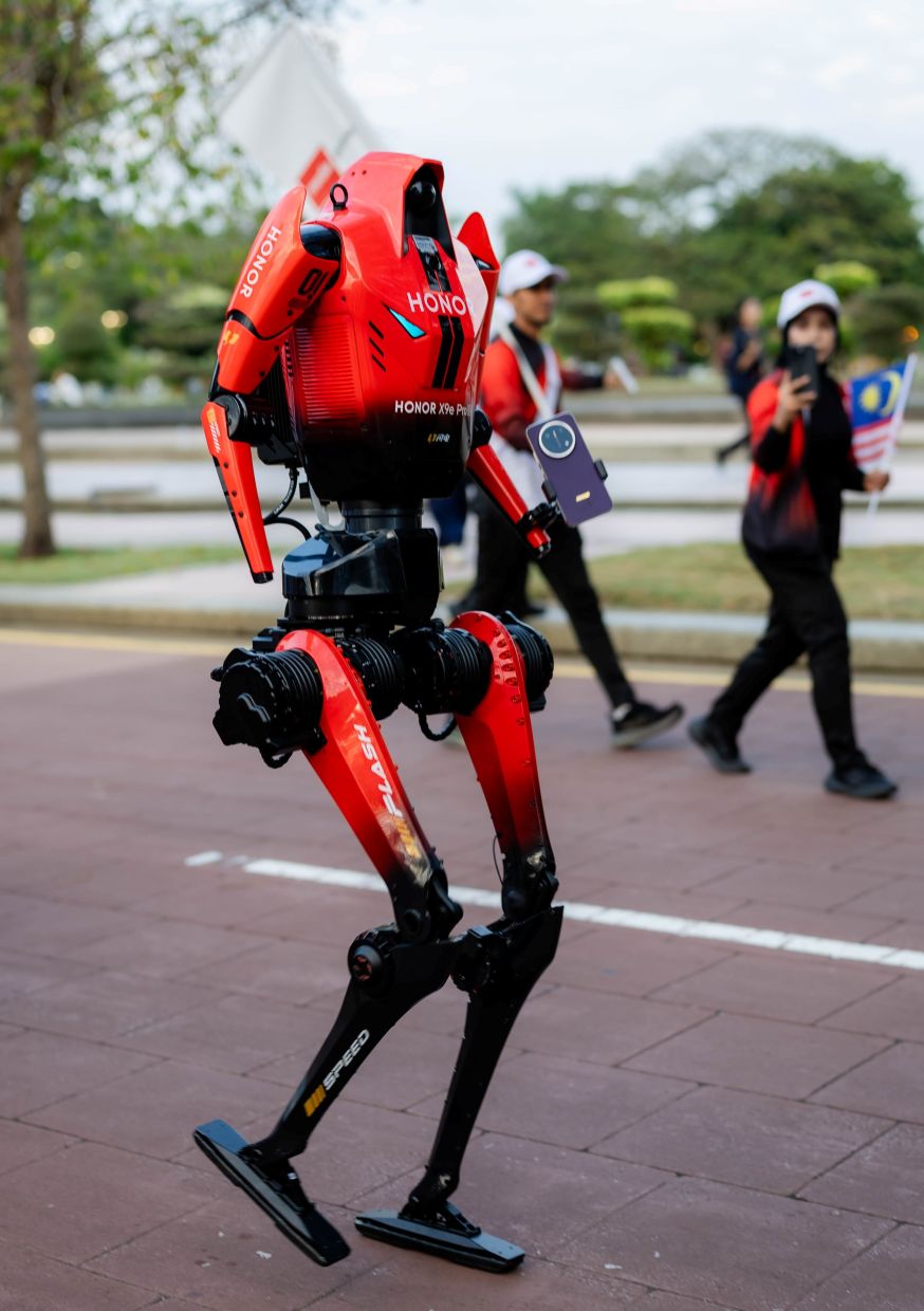 The robot giving onlookers a first glimpse of the unreleased HONOR X9e Pro during the parade.
