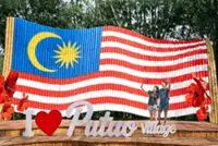 Giant Jalur Gemilang unites visitors
