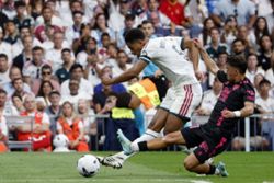 Soccer-Real Madrid cruise past Malaga 4-0 to maintain perfect start