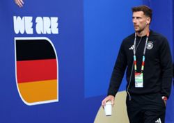 Soccer-Villa-Chelsea transfer links are about business, not friendship, says Emery