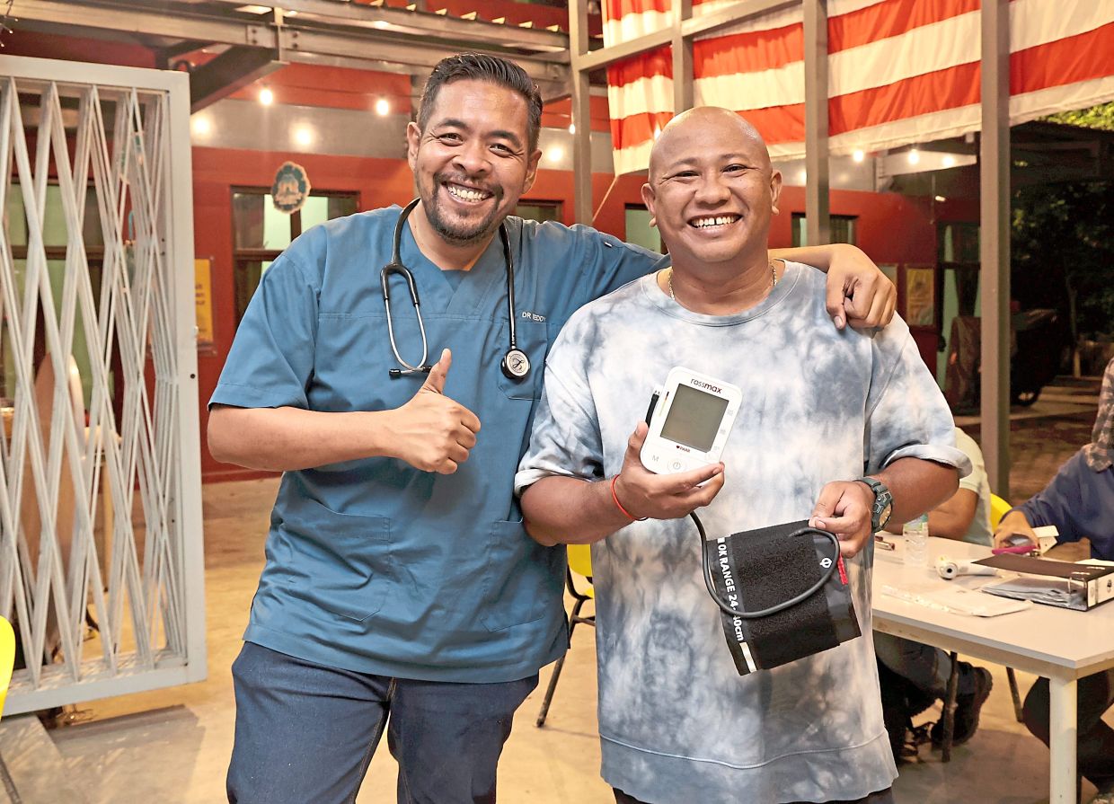 Mobile clinic co-founders Dr Madhusudhan (left) and Alfred Samuel Mariyaras. — ART CHEN/The Star