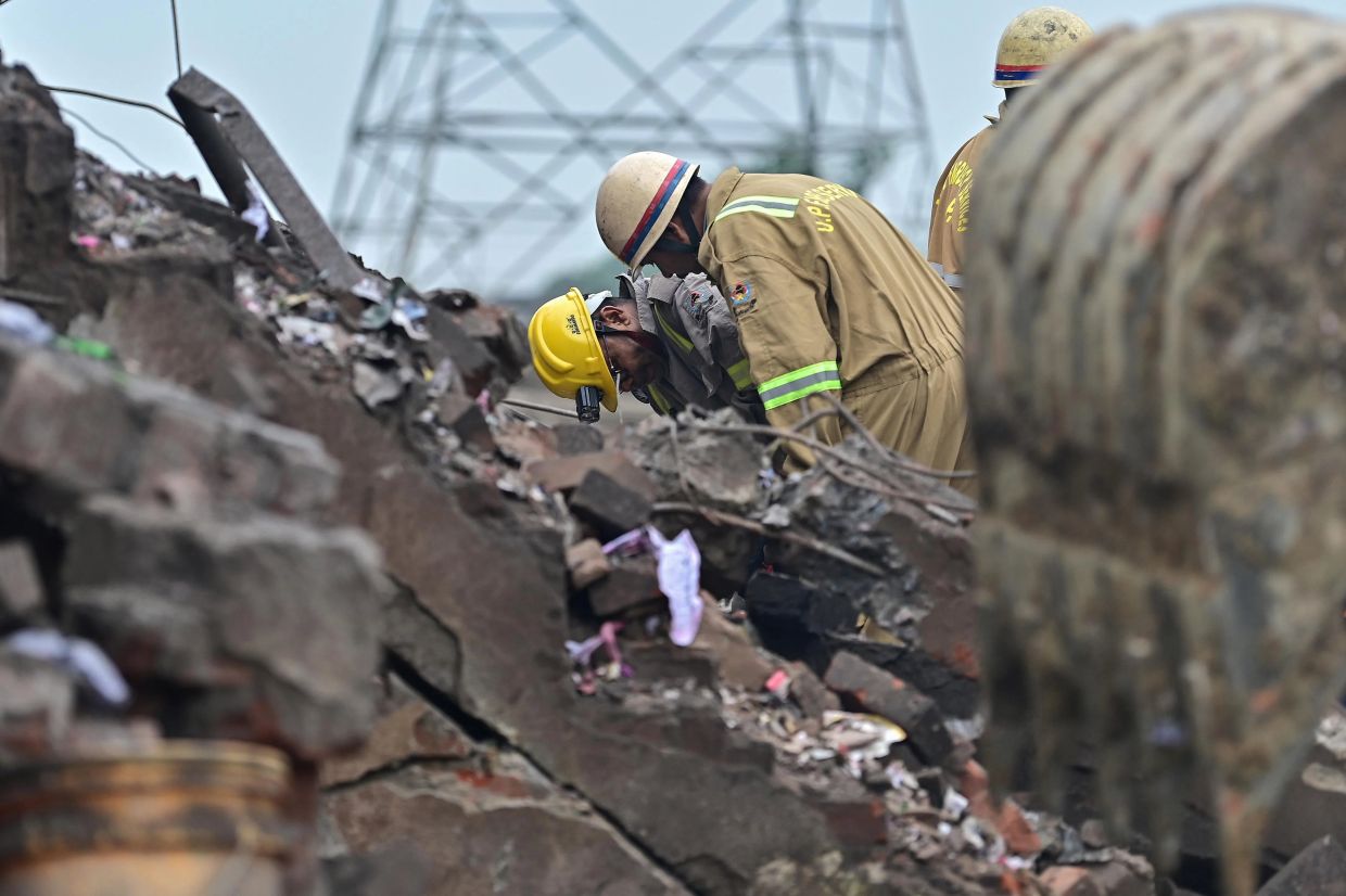 Rescue personnel working at the site of the explosion on Aug 31 in India’s Uttar Pradesh state. - Photo: EPA