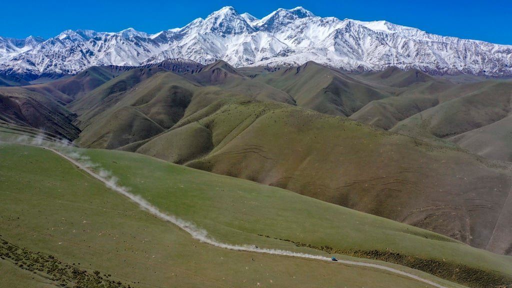 The photo above shows a car navigating a pasture road in Qira county, Xinjiang. The family turned a standard university milestone into the ultimate cross-country road trip. - Photo: Xinhua/Hu Huhu