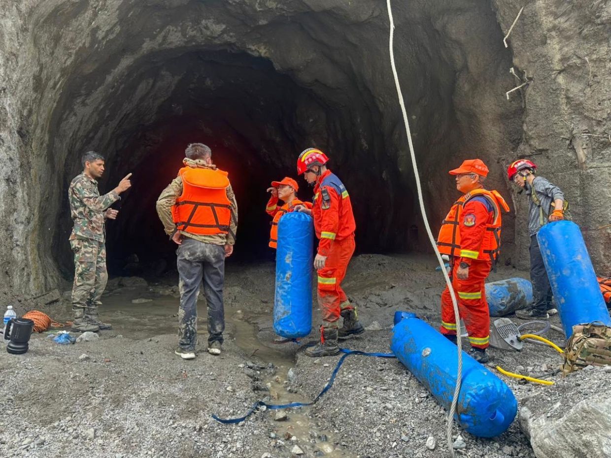 This photo provided by the Nepal Army, shows Nepal army soldiers undertake rescue operation at the site of a hydropower project in Upper Trishuli, Nepal, Monday, Aug 31, 2026. - Photo: Nepal Army via AP