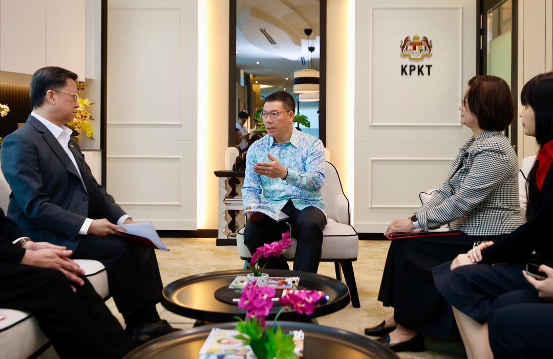 Nga in discussion with SMG representatives.