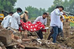 11 killed in firecracker factory blast in northern India