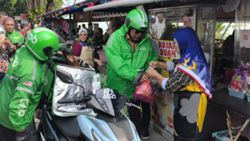 Melaka CM turns delivery rider for a day