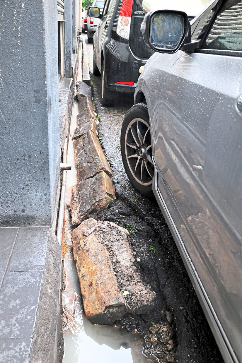 A clogged drain in the Prima Setapak commercial area. — SinChew pix