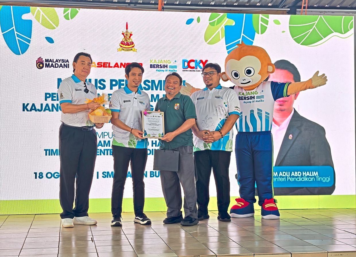 (From left) Cheong and Adam Adli presenting a token of appreciation to a programme collaborator during the launch of the ‘Kajang Bersih, Kajang Di Hatiku’ campaign at SMK Jalan Bukit Kajang. — Handout