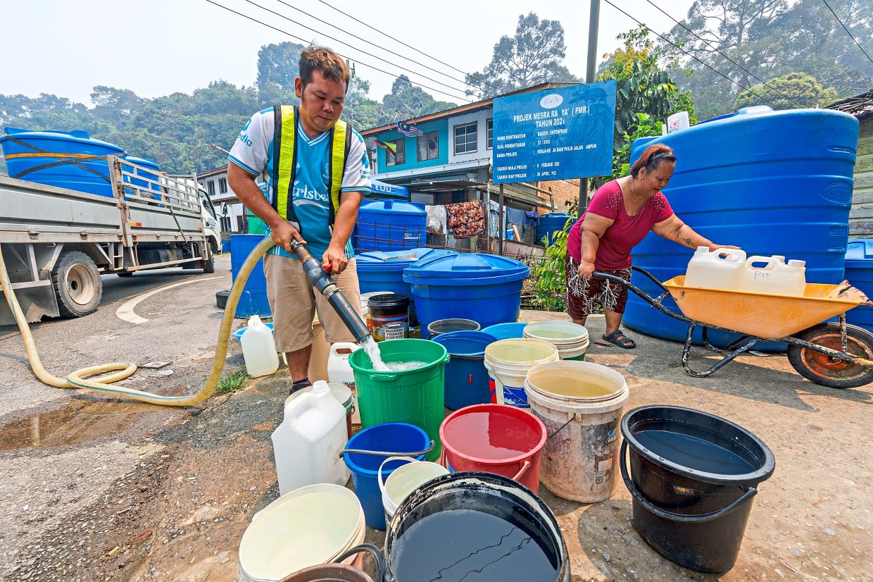 Every drop counts: A JBALB contractor delivering water to homes at Kampung Temiang, Simunjan. Residents are facing a water shortage due to the prolonged dry weather. — ZULAZHAR SHEBLEE/The Star